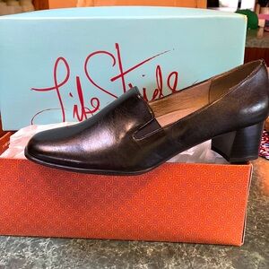 Size 8 Woman’s medium black Life Stride Jeney.